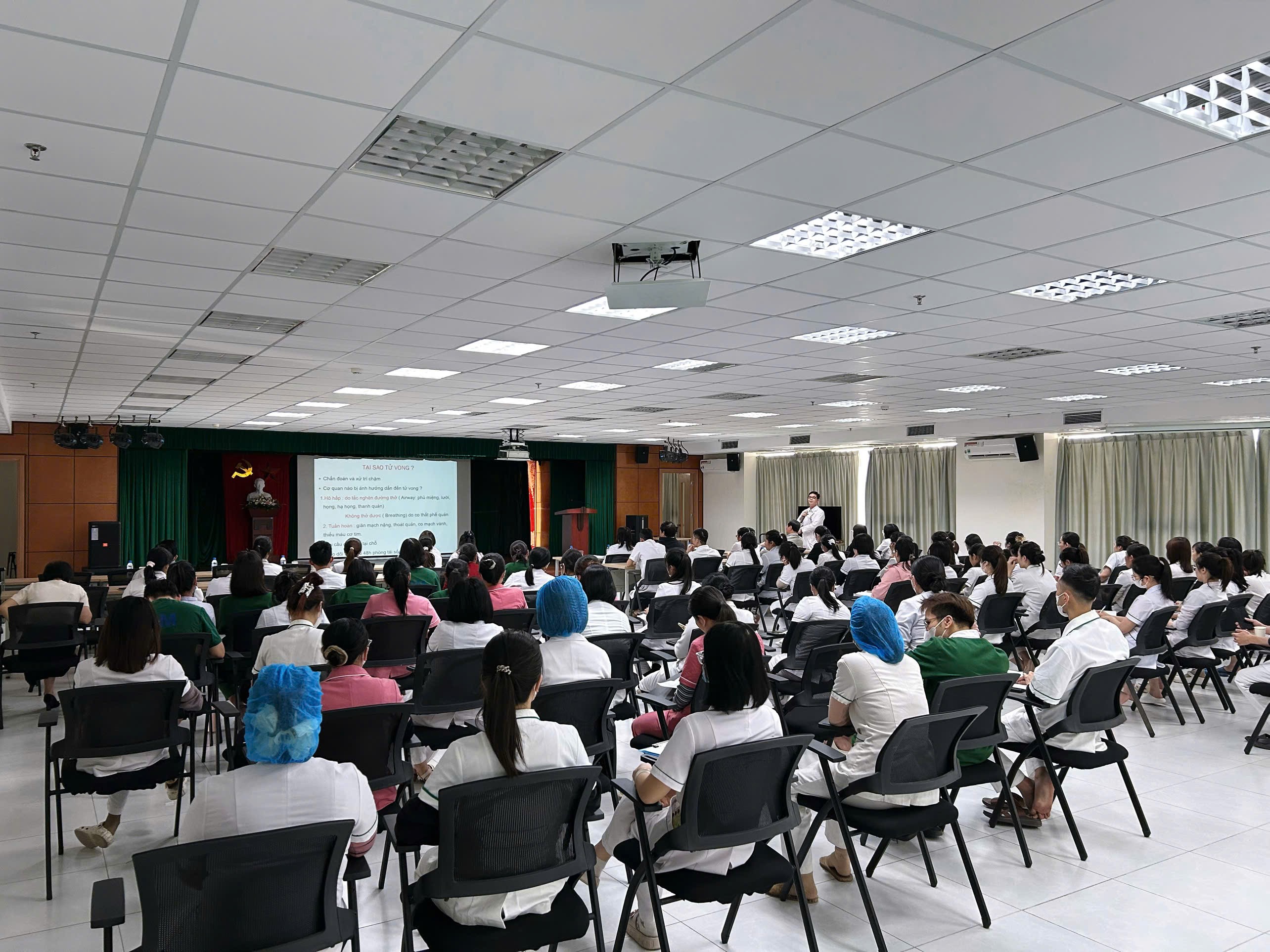 CẬP NHẬT KIẾN THỨC Y KHOA CÙNG ĐỘI NGŨ Y BÁC SĨ, ĐIỀU DƯỠNG BỆNH VIỆN THÁI BÌNH